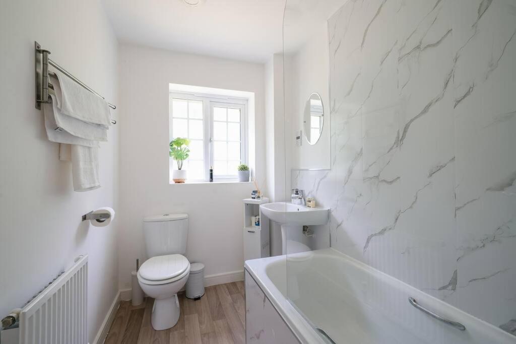 Stylish 2-Bed Home - For Company Contractor And Leisure Stays - Nec, Airport, Hs2, Contractors, Resort World เบอร์มิงแฮม ภายนอก รูปภาพ