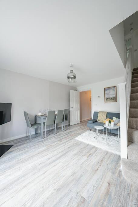 Stylish 2-Bed Home - For Company Contractor And Leisure Stays - Nec, Airport, Hs2, Contractors, Resort World เบอร์มิงแฮม ภายนอก รูปภาพ